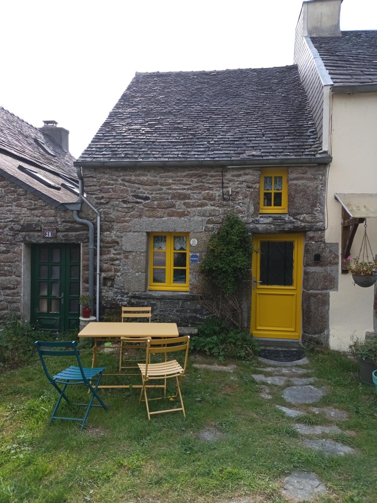 La Maison De Poupee Berrien Extérieur photo
